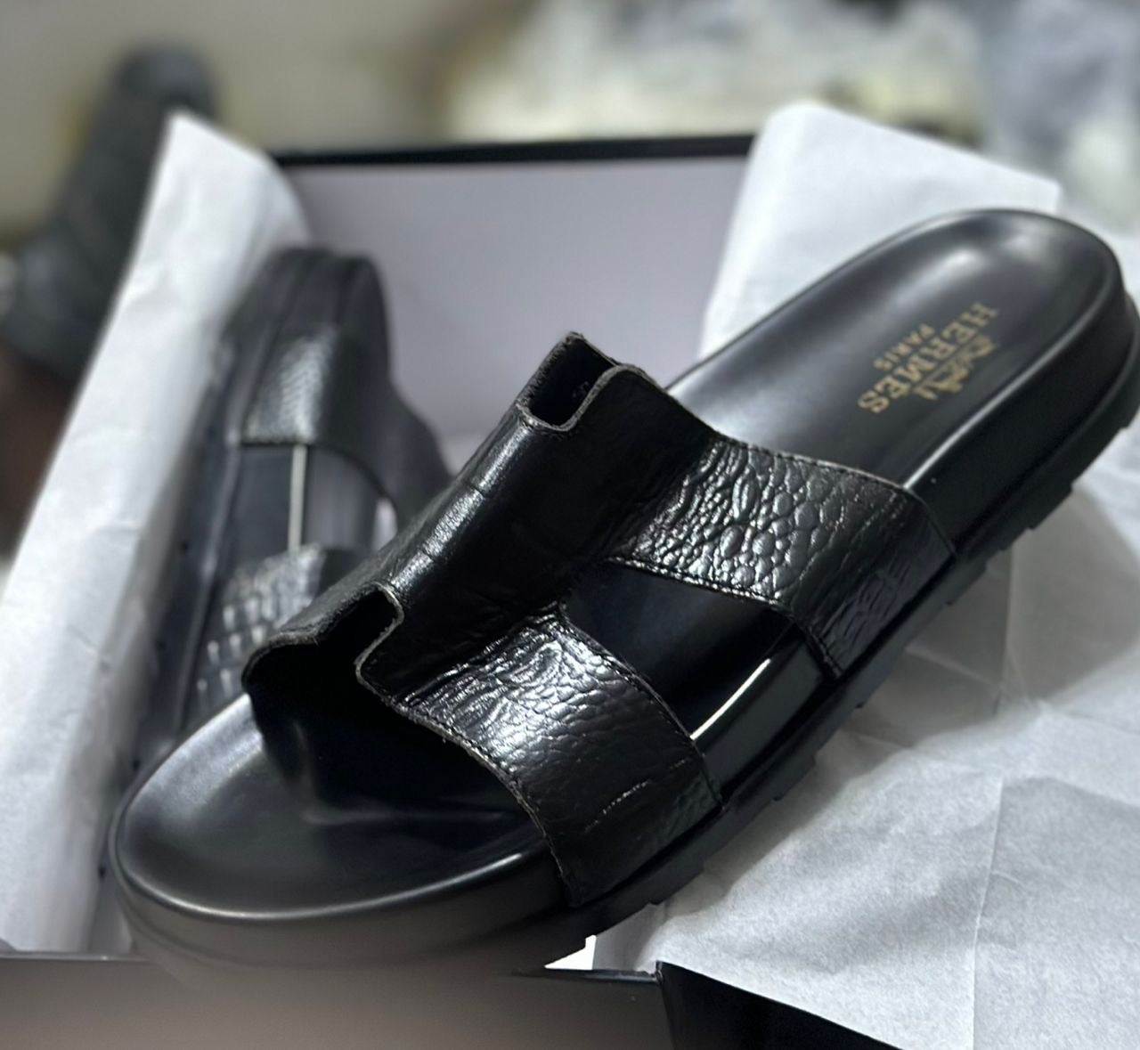 Sandales Homme Style Hermès Izmir – Cuir Noir Texturé Crocodile