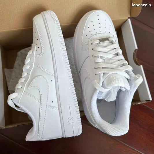 L'Indispensable : Nike Air Force 1 "All White" – La paire la plus fraîche de Dakar ! 🤍✨
