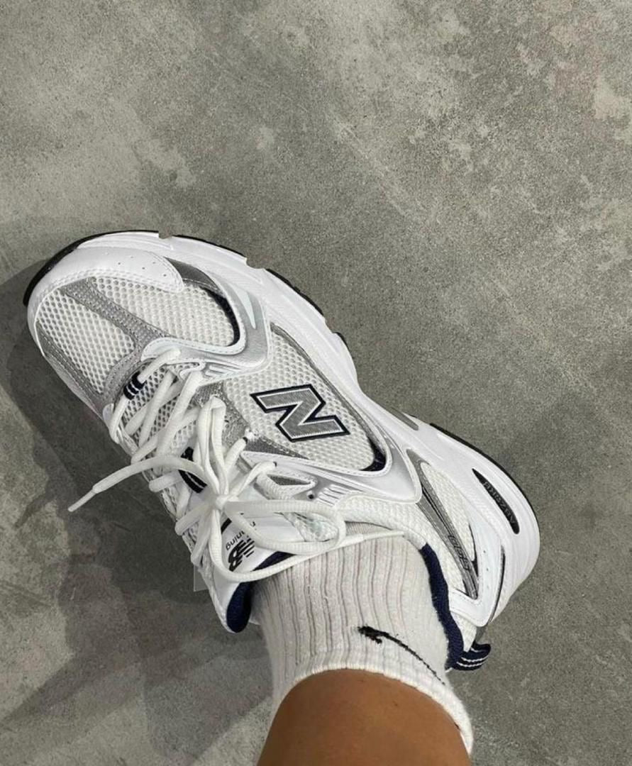 Style"
Le Confort Royal : New Balance 530 – La basket la plus légère et stylée de Dakar ! 🕊️🇸🇳