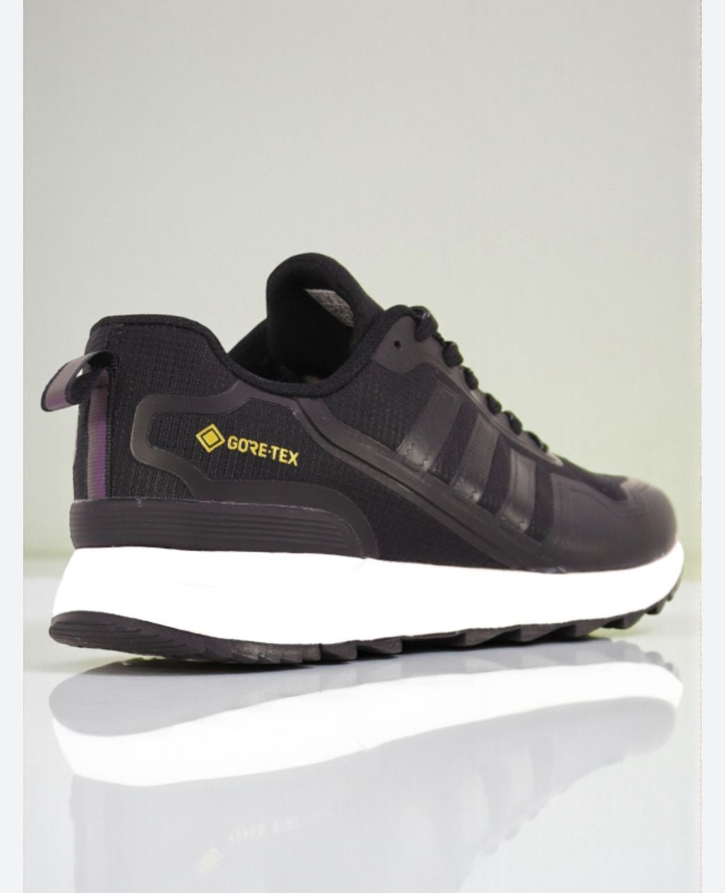 : "Adidas Gore-Tex Originals : Le 'Classique' du Flow à Dakar ! 🇸🇳👟"