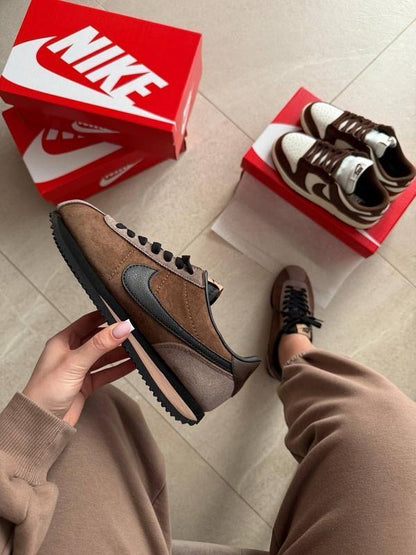 : "Nike Cortez '23 Velvet Brown – L’élégance du Daim à Dakar"