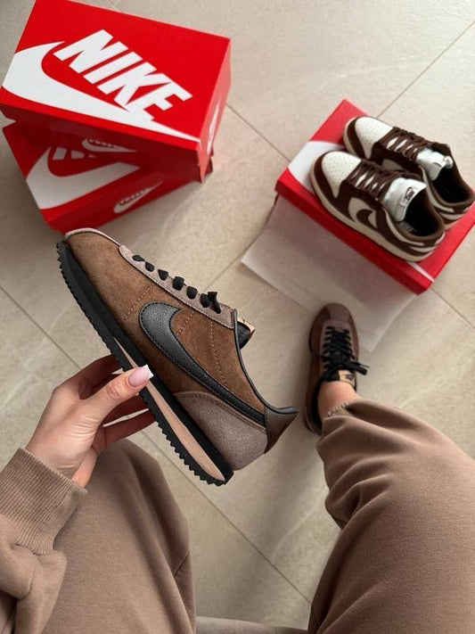 : "Nike Cortez '23 Velvet Brown – L’élégance du Daim à Dakar"