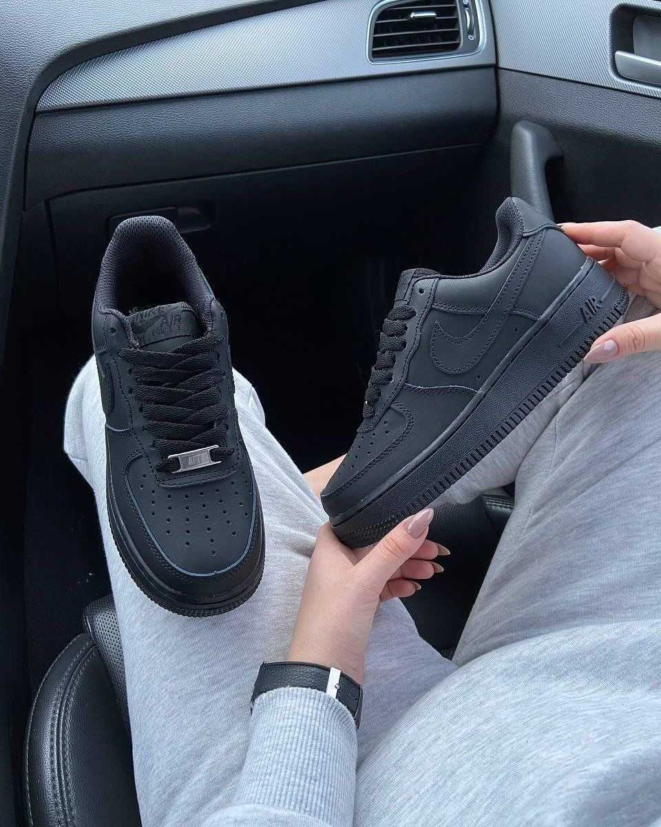 Style "Dëgër" : Nike Air Force 1 Noire : Élégance sombre et solidité garantie.