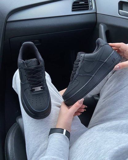 Style "Dëgër" : Nike Air Force 1 Noire : Élégance sombre et solidité garantie.