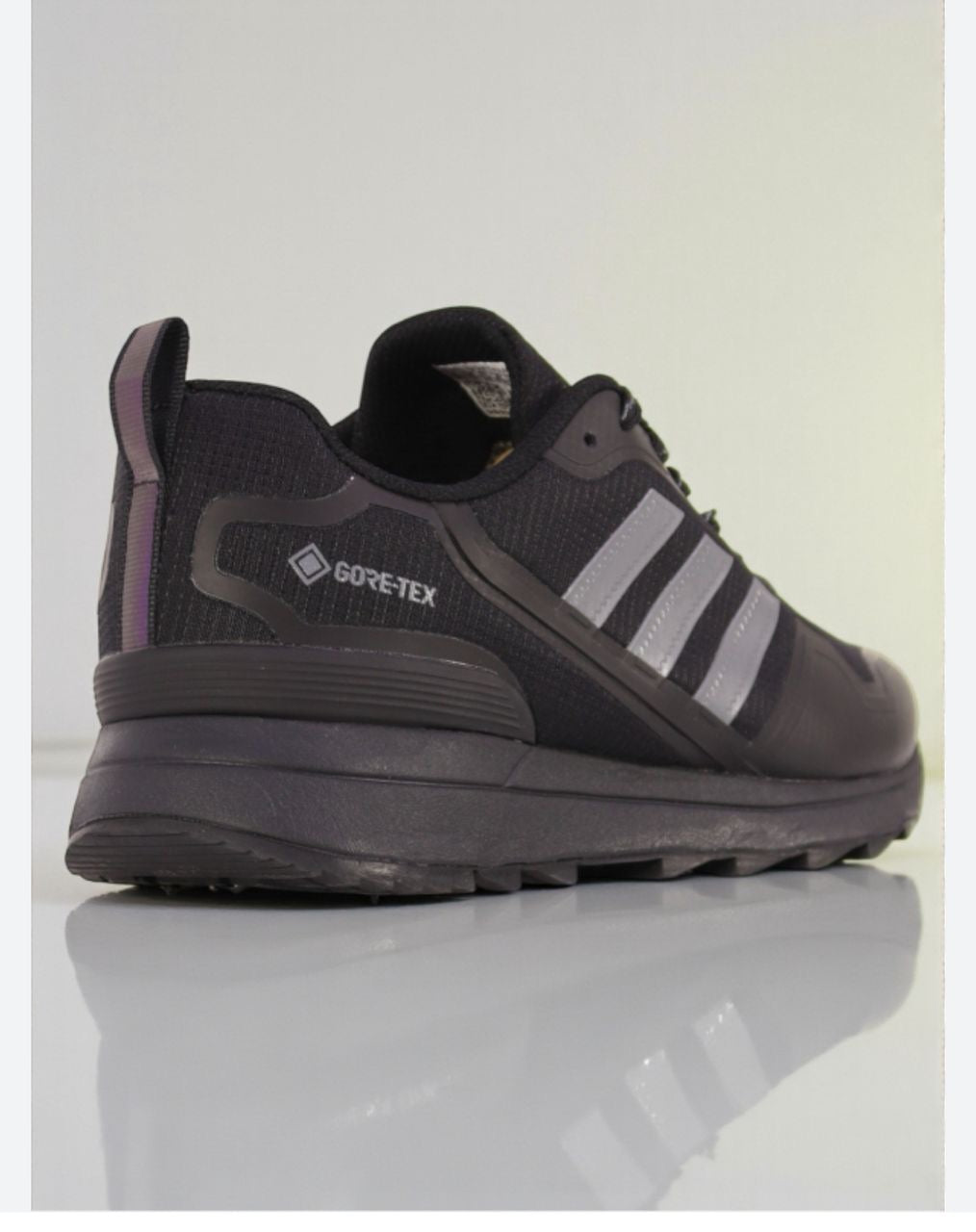 : "Adidas Gore-Tex Originals : Le 'Classique' du Flow à Dakar ! 🇸🇳👟"