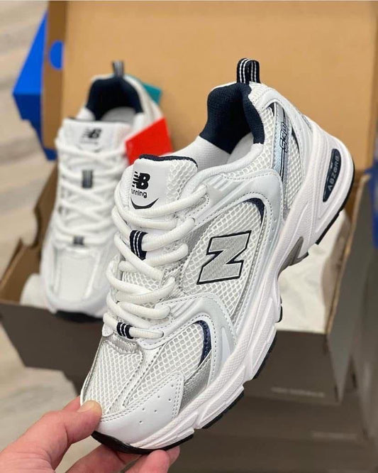 Style"
Le Confort Royal : New Balance 530 – La basket la plus légère et stylée de Dakar ! 🕊️🇸🇳