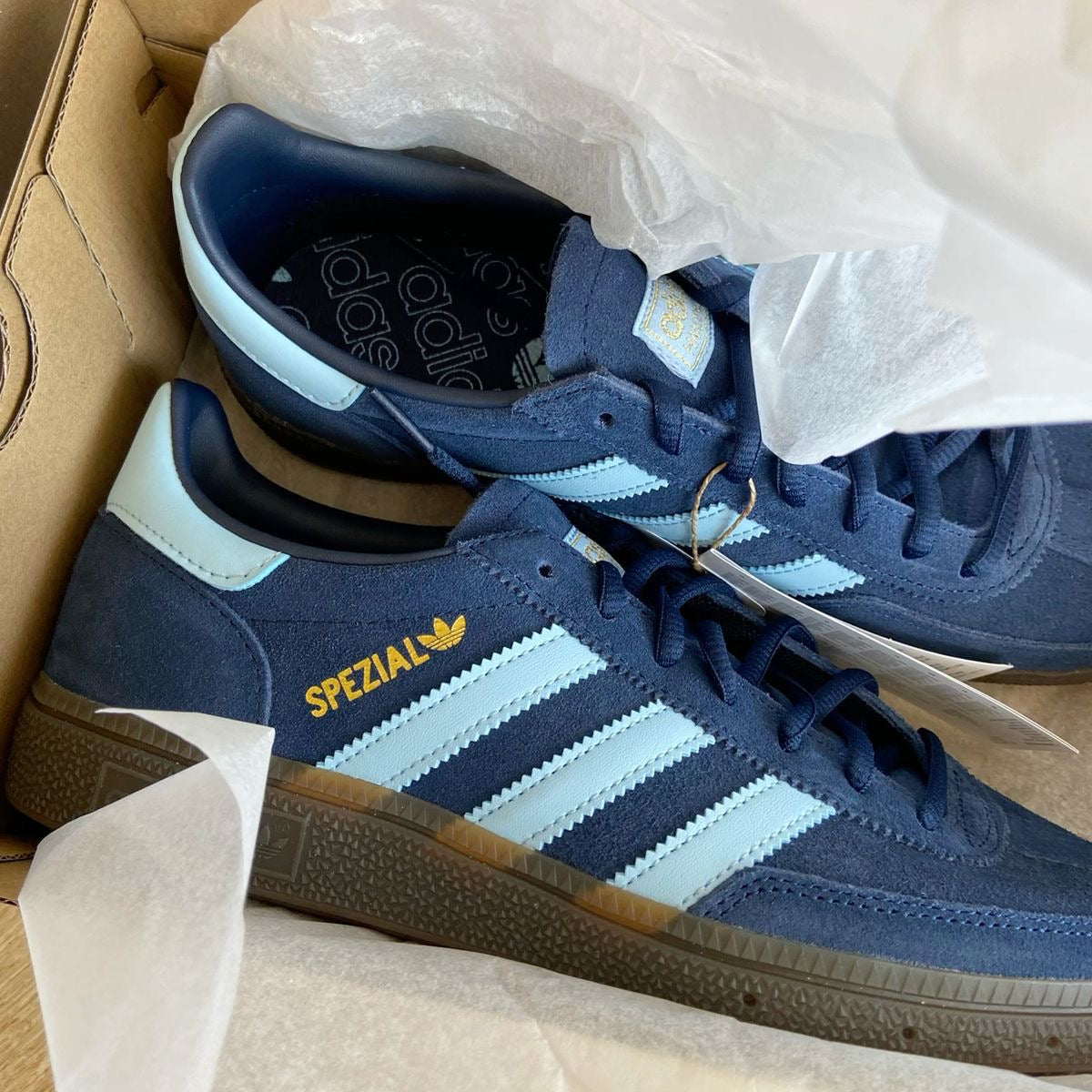 Tendance Dakar : Adidas Spezial Bleue & Blanche – La paire "Hype" qui va avec tous tes jeans.