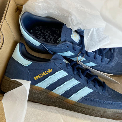 Tendance Dakar : Adidas Spezial Bleue & Blanche – La paire "Hype" qui va avec tous tes jeans.