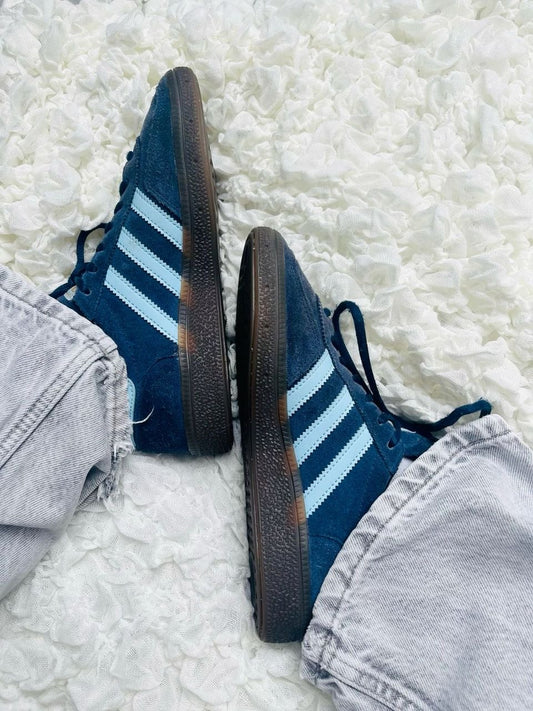 Tendance Dakar : Adidas Spezial Bleue & Blanche – La paire "Hype" qui va avec tous tes jeans.