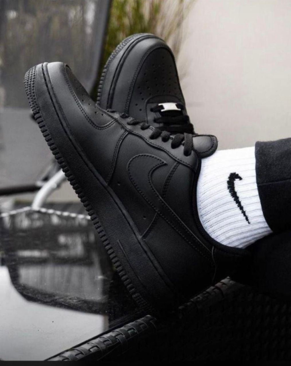 Style "Dëgër" : Nike Air Force 1 Noire : Élégance sombre et solidité garantie.