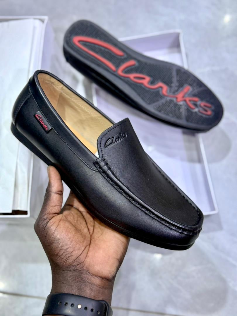 Mocassin Homme Clarks en Cuir Noir avec Glands – Élégance et Confort