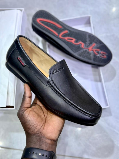 Mocassin Homme Clarks en Cuir Noir avec Glands – Élégance et Confort