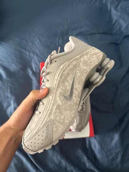 Nike Shox R4 – Metallic Silver & Grey Édition Limitée