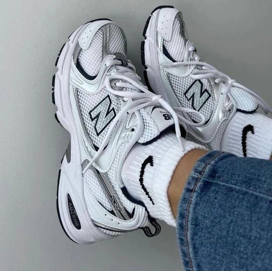 Style"
Le Confort Royal : New Balance 530 – La basket la plus légère et stylée de Dakar ! 🕊️🇸🇳