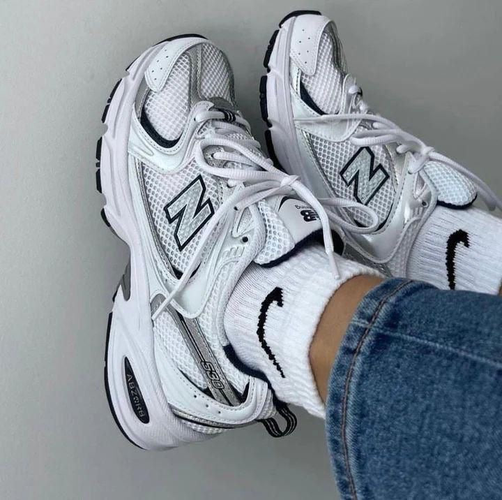 Style"
Le Confort Royal : New Balance 530 – La basket la plus légère et stylée de Dakar ! 🕊️🇸🇳