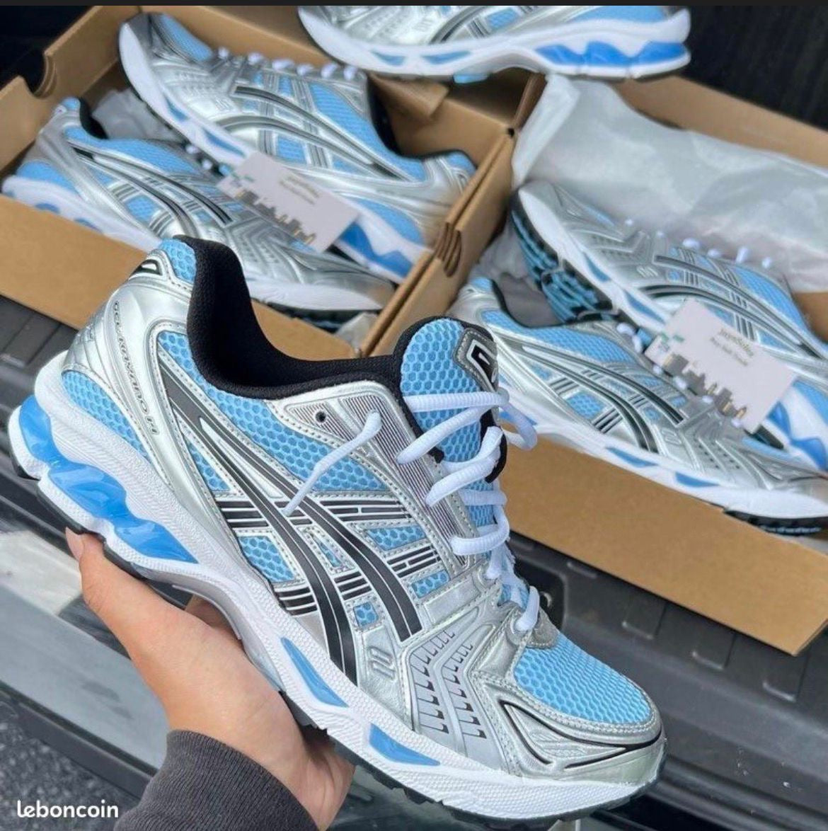 : Asics Gel-Kayano – "Dëgër la" : La chaussure increvable pour tes entraînements.
Description