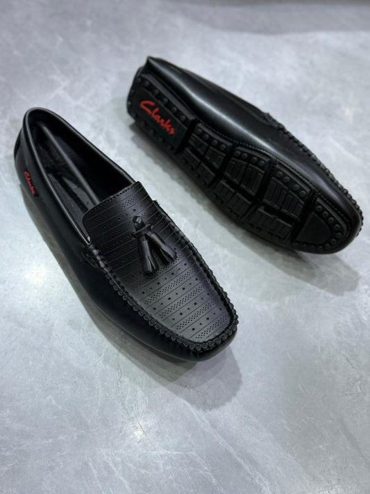 Mocassin Homme Clarks en Cuir Noir avec Glands – Élégance et Confort