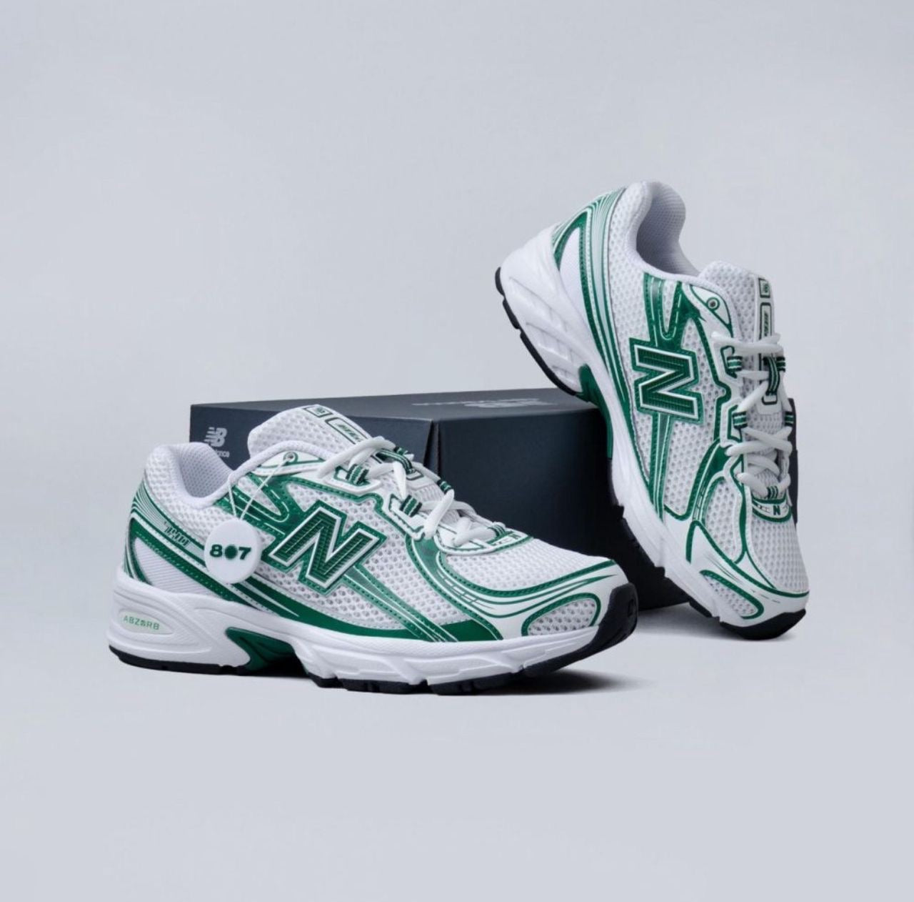 New Balance 740 "Tech Runner" – L’Élégance Rétro-Moderne à Dakar