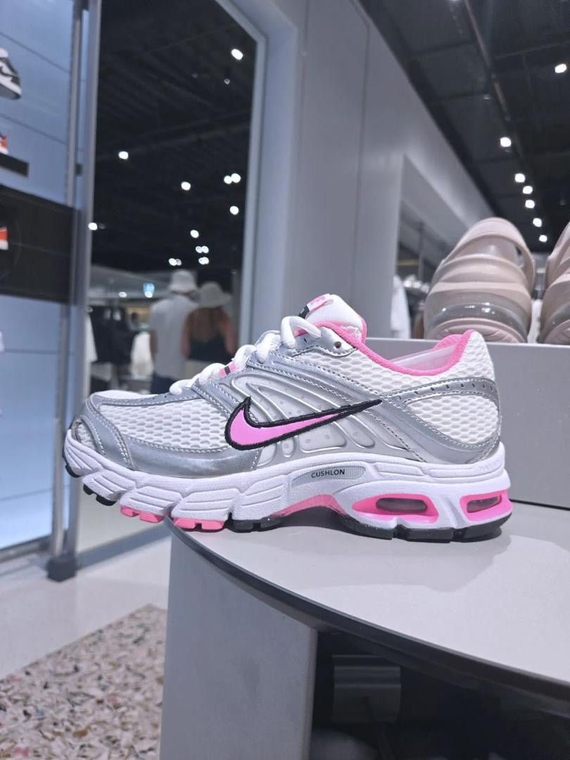 : Nike Moto 2K "Pink Spell" – Le Retour du Retro-Futuriste Original
