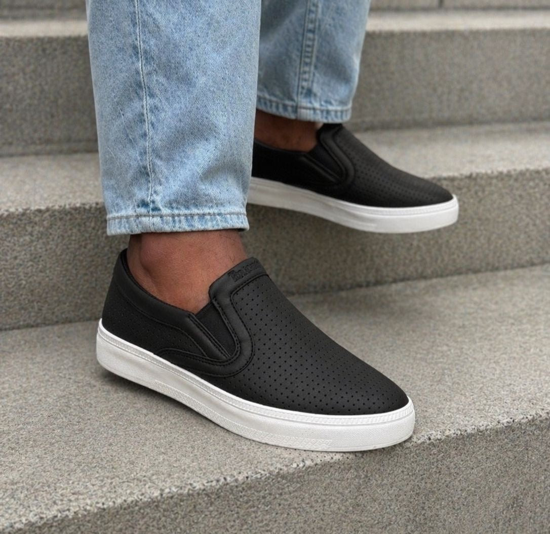 : Sneakers Slip-On Noires Perforées pour Homme – Style Décontracté & Confort