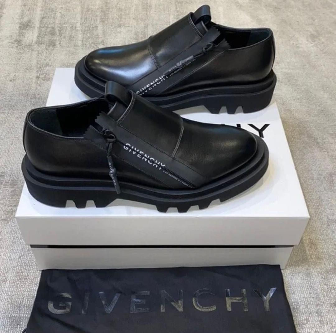 Chaussures de Ville Givenchy en Cuir Lisse – Élégance Masculine Haute Couture