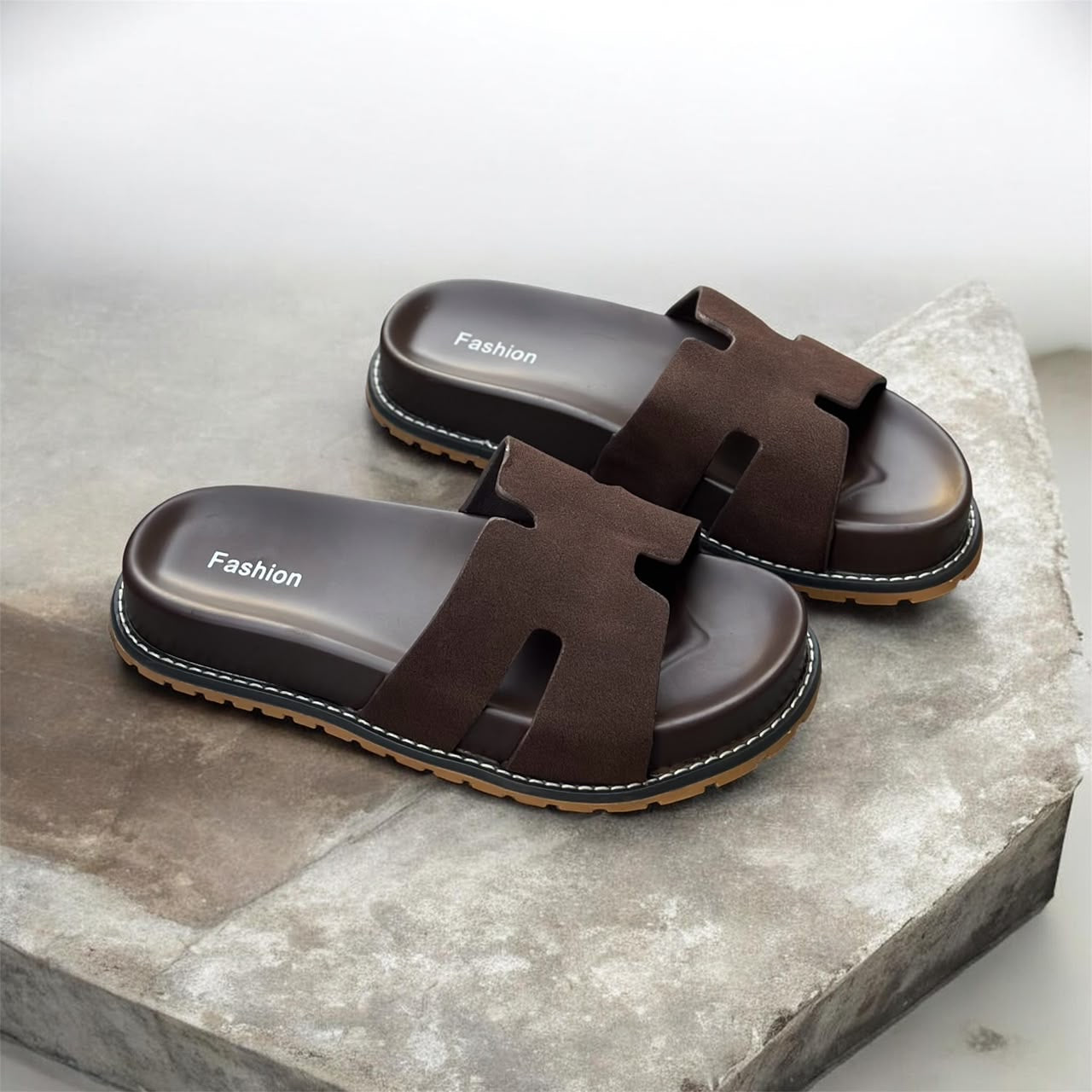 Sandales Claquettes Style "H" Marron pour Homme – Collection Été