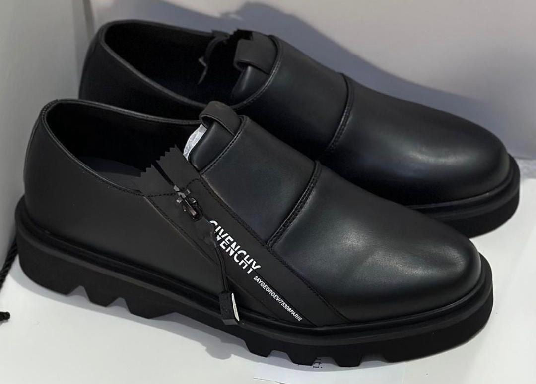 Chaussures de Ville Givenchy en Cuir Lisse – Élégance Masculine Haute Couture