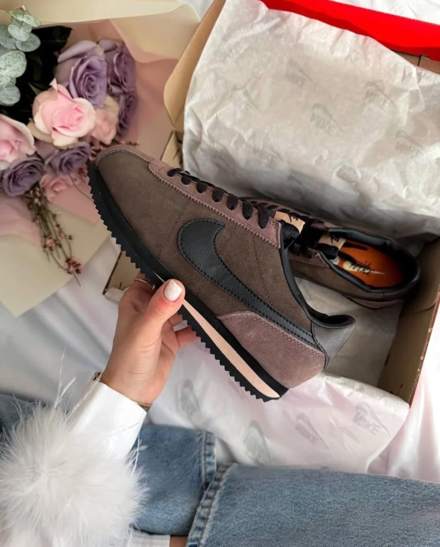 : "Nike Cortez '23 Velvet Brown – L’élégance du Daim à Dakar"