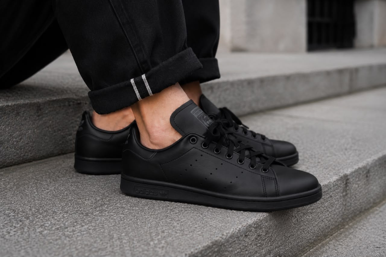 Baskets Adidas Stan Smith Originales – Blanc / Bleu Marine