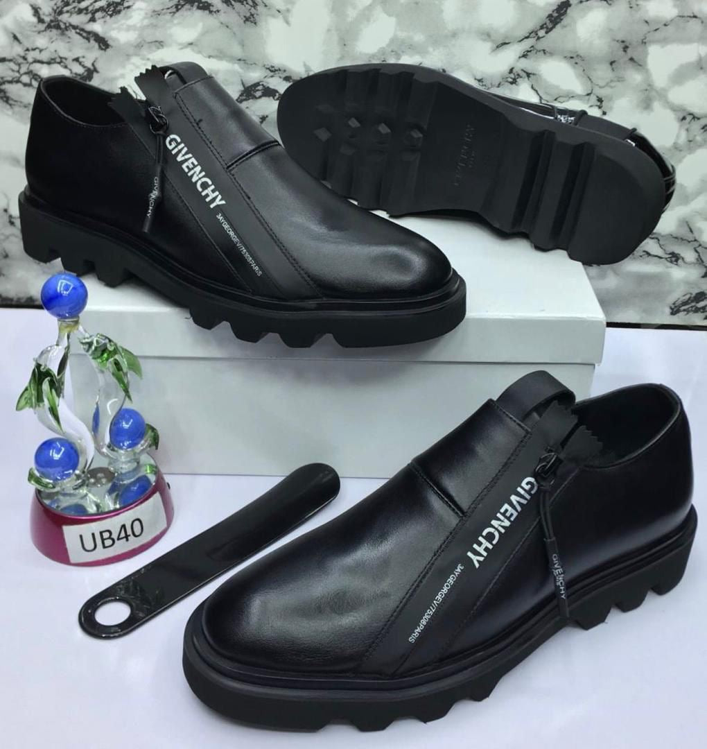 Chaussures de Ville Givenchy en Cuir Lisse – Élégance Masculine Haute Couture