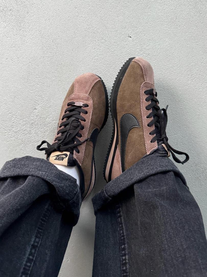 : "Nike Cortez '23 Velvet Brown – L’élégance du Daim à Dakar"
