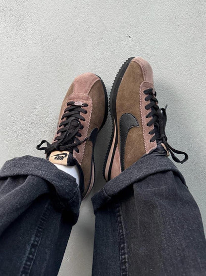 : "Nike Cortez '23 Velvet Brown – L’élégance du Daim à Dakar"