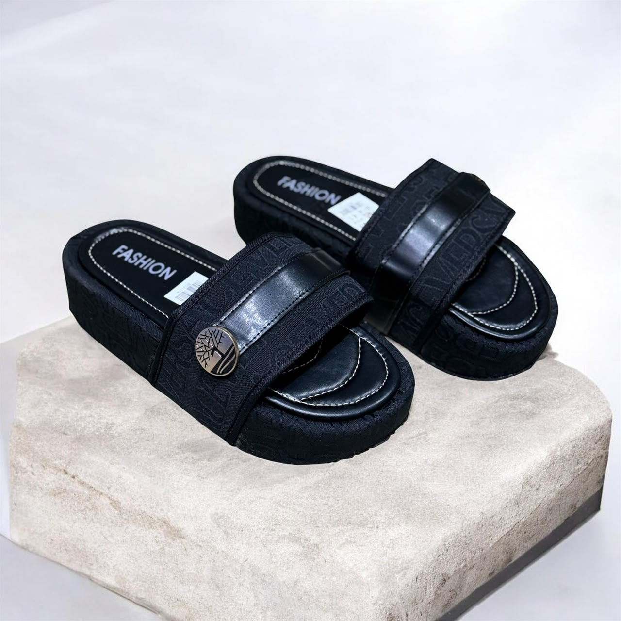 Claquettes à Plateforme Noires – Sandales Style Urbain avec Médaillon Arbre