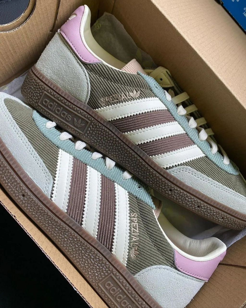 Style & Prestige : Adidas Spezial : L'élégance rétro en daim premium.