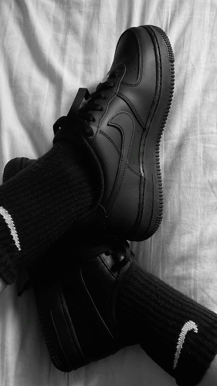 Style "Dëgër" : Nike Air Force 1 Noire : Élégance sombre et solidité garantie.