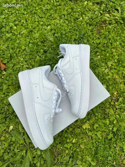 L'Indispensable : Nike Air Force 1 "All White" – La paire la plus fraîche de Dakar ! 🤍✨