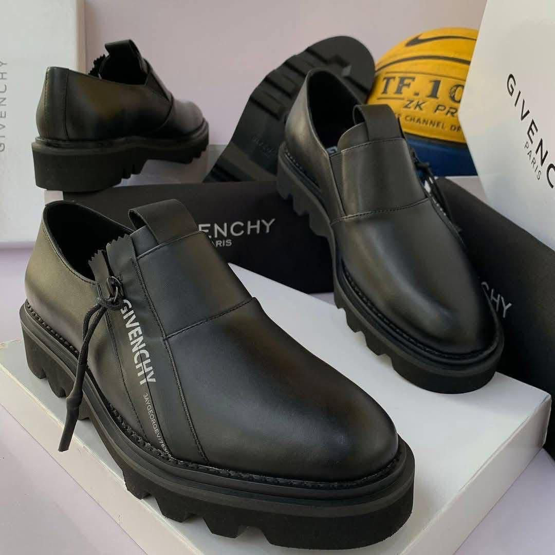 Chaussures de Ville Givenchy en Cuir Lisse – Élégance Masculine Haute Couture