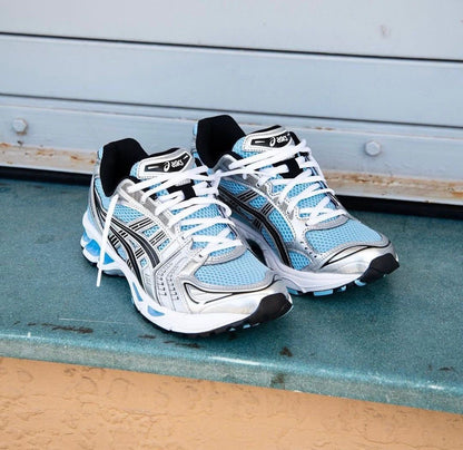 : Asics Gel-Kayano – "Dëgër la" : La chaussure increvable pour tes entraînements.
Description