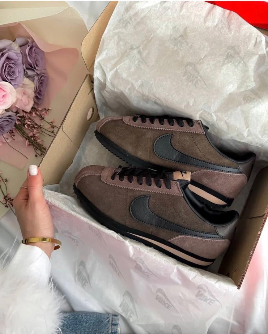 : "Nike Cortez '23 Velvet Brown – L’élégance du Daim à Dakar"