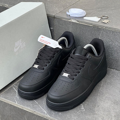 Style "Dëgër" : Nike Air Force 1 Noire : Élégance sombre et solidité garantie.