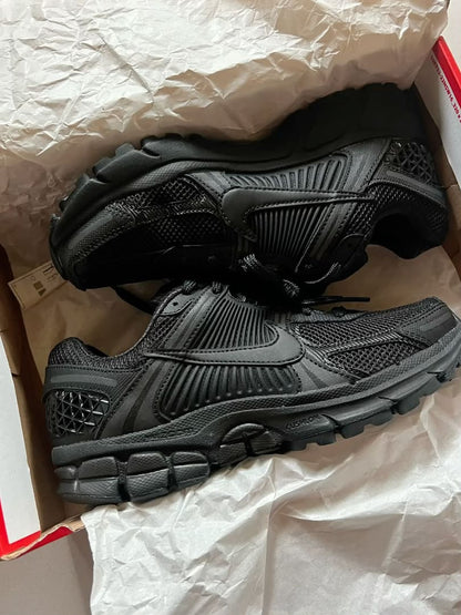 Nike Zoom Vomero 5 "Triple Black" – Comme neuves