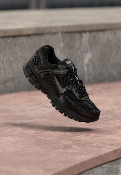 Nike Zoom Vomero 5 "Triple Black" – Comme neuves